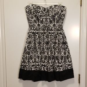 Damask print strapless dress